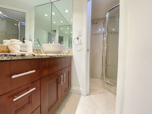 Dusche, Bidet, Handtücher, Seife