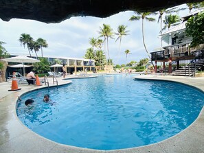 Una piscina al aire libre, una piscina climatizada