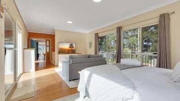 3 bedrooms, iron/ironing board, free WiFi