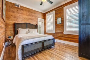 2 bedrooms, internet - The Pinder House: Historic Charm w/ Heated/Chilled Private Pool, Steps from Duval St & the Seaport (Key West)