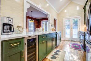 Réfrigérateur, micro-ondes, lave-vaisselle, cafetière/bouilloire