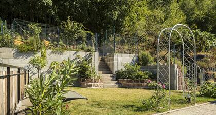 Renoviertes gemütliches Ferienhaus mit Terrasse und Garten, direkt am Waldrand