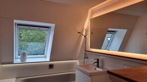 Badkar/dusch, hårtork, handdukar och tvål