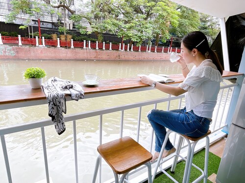 Lively and cozy canal house, near Grand palace