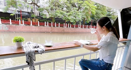 Lively and cozy canal house, near Grand palace