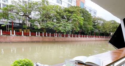 Lively and cozy canal house, near Grand palace