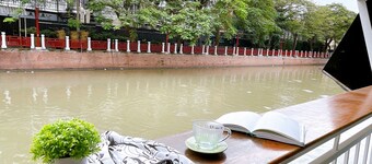 Lively and cozy canal house, near Grand palace