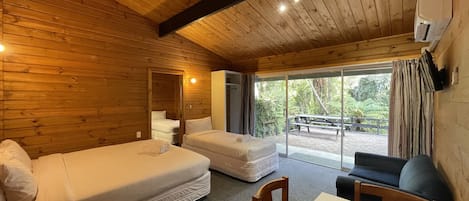 Habitación doble familiar | Muebles diferentes, espacio para trabajar con laptop y cuna de viaje