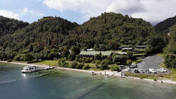 Am Strand, weißer Sandstrand, Strandtücher