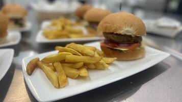 Un plato con papas fritas y una hamburguesa.