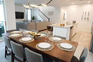 Dining - Solara Resort -  6 bedrooms, Private Pool and Spa (Kissimmee)