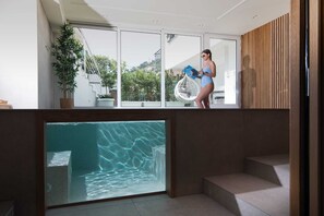 Una piscina cubierta, una piscina climatizada