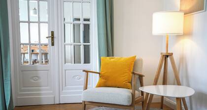 Helle und große Ferienwohnung mit zwei Schlafzimmern und Parkplatz