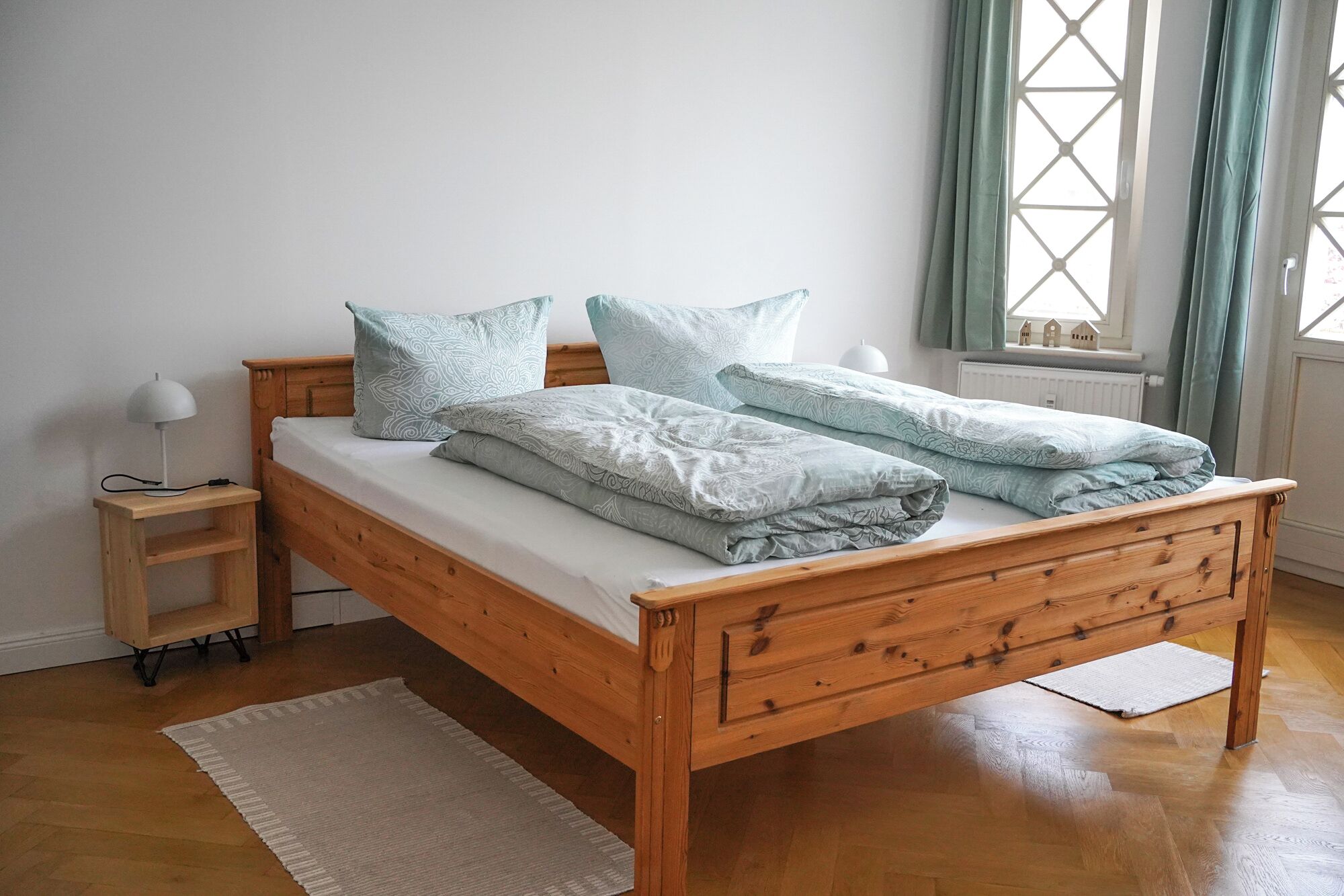 2 habitaciones, tabla de planchar con plancha y cuna de viaje 