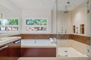 Bathtub - Cozy LA Living West Hollywood Home (Los Angeles)