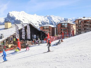 A ski resort with a restaurant and a ski lift area. - Comfortable apt. for 6 on ski slopes in Morillon (Morillon 1100)