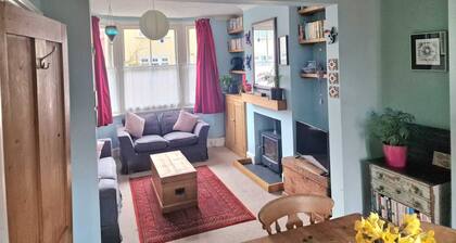 Delightful 2 bed garden cottage (free parking)