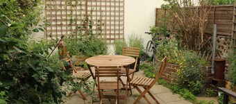 Delightful 2 bed garden cottage (free parking)