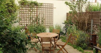 Delightful 2 bed garden cottage (free parking)