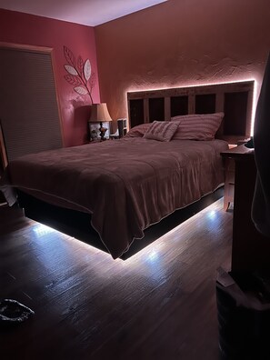 4 多间卧室、办公桌、免费 WiFi、床单