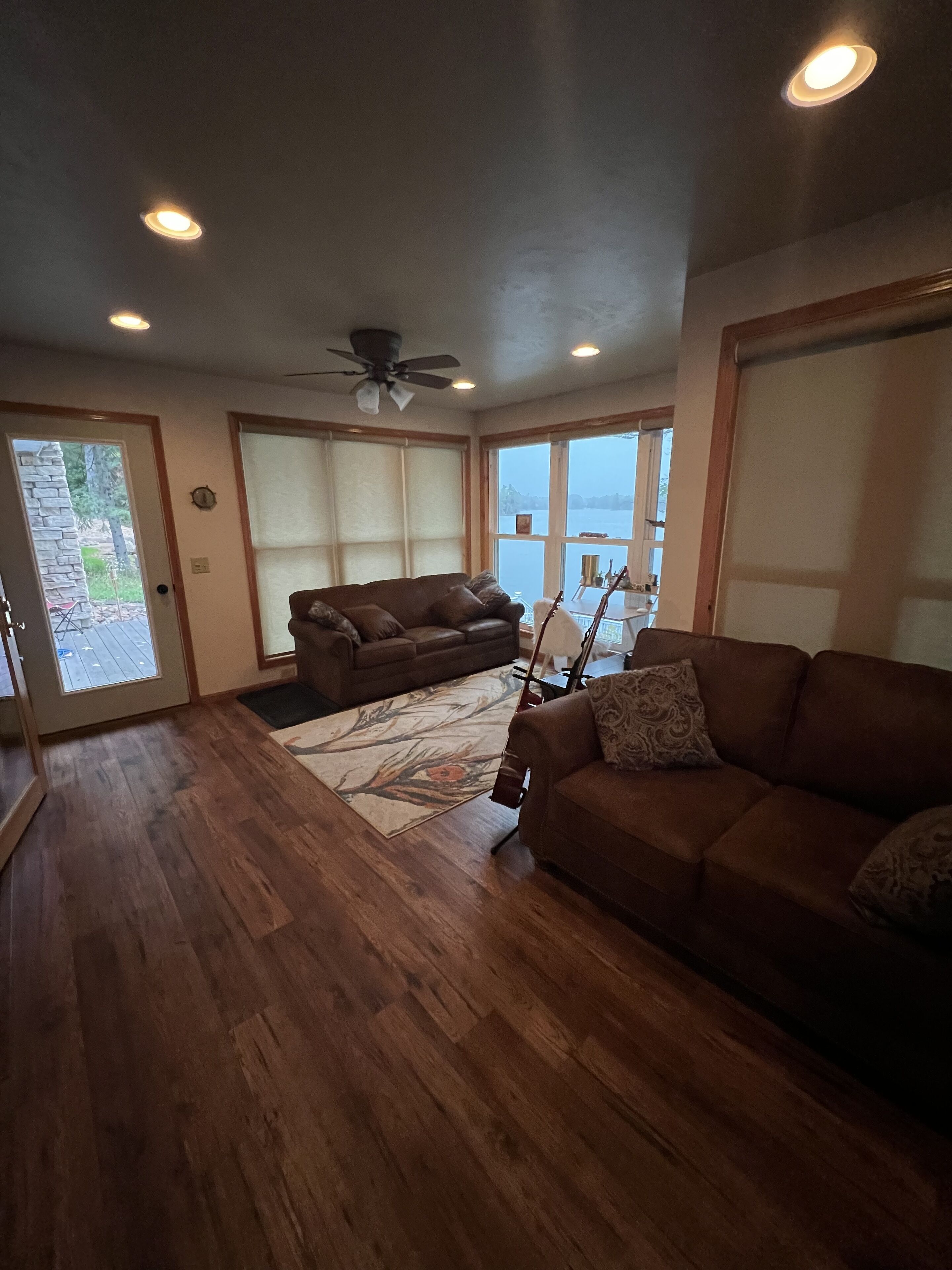 電視、壁爐、DVD 播放機