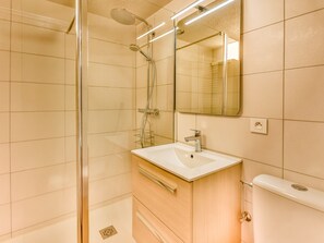 Towels - Charming Ski-In/Ski-Out Apartment with Pool, Tennis, and Mountain Views - Sleeps 4 (Les Gets)