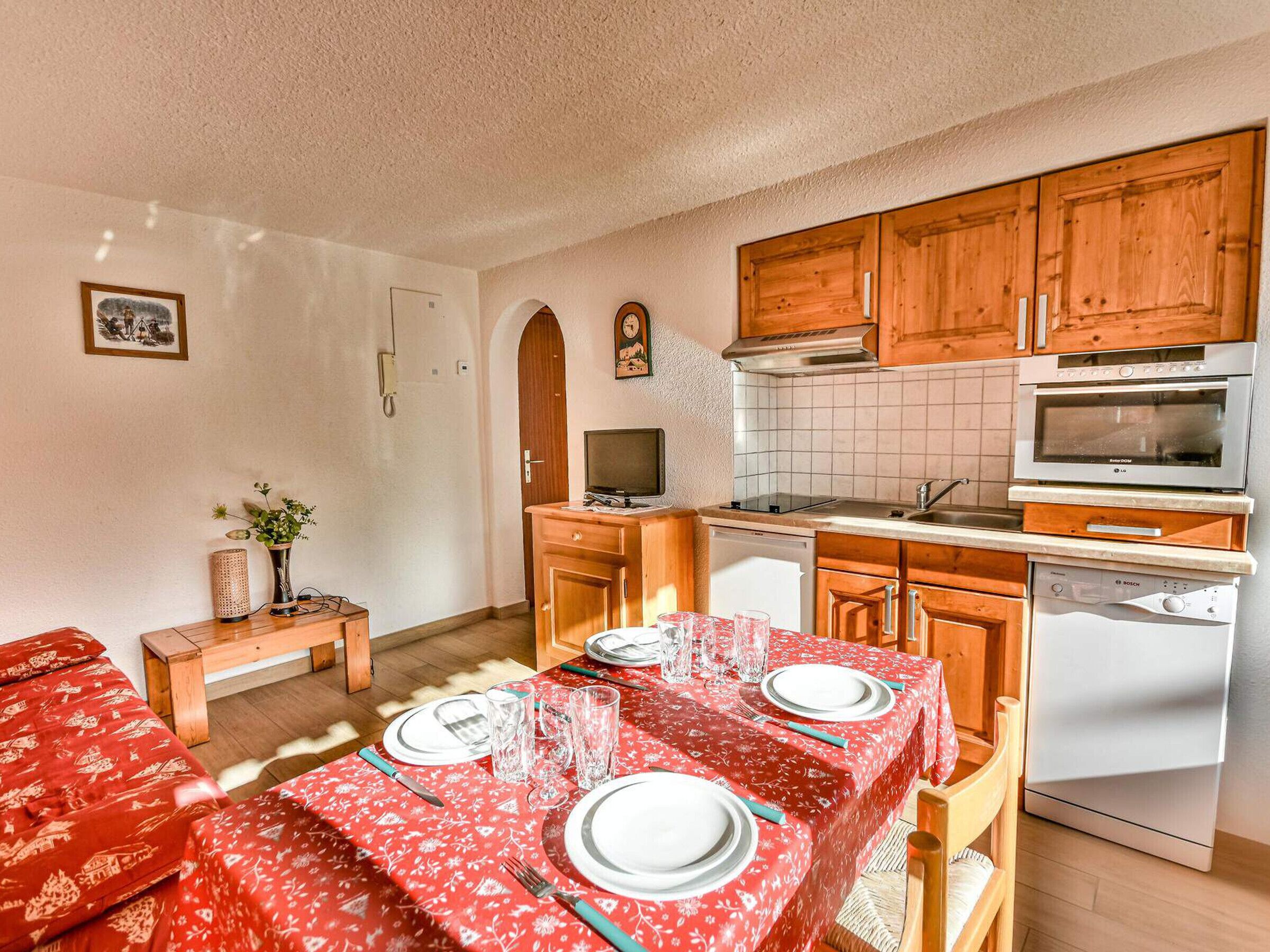 Frigorífico, microondas, horno y lavavajillas