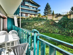 Property grounds - Charming Ski-In/Ski-Out Apartment with Pool, Tennis, and Mountain Views - Sleeps 4 (Les Gets)