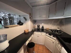 Frigorifero, microonde, piano cottura, lavastoviglie