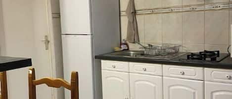 Réfrigérateur, micro-ondes, plaque de cuisson, cafetière/bouilloire