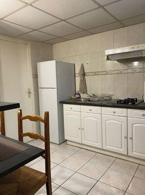 Réfrigérateur, micro-ondes, plaque de cuisson, cafetière/bouilloire