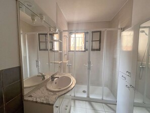 Bathroom - Cozy 2BR Garden Apartment in Saint-Raphaël - Pool, Parking, 600m to Beach (Saint-Raphaël)