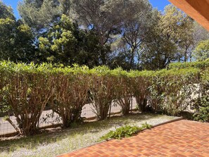 Property grounds - Cozy 2BR Garden Apartment in Saint-Raphaël - Pool, Parking, 600m to Beach (Saint-Raphaël)