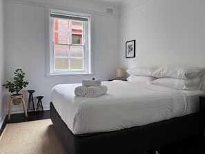 2 bedrooms, desk, iron/ironing board, free WiFi - Level access, 2 mins walk to Corso, Wharf, Harbour (Manly)