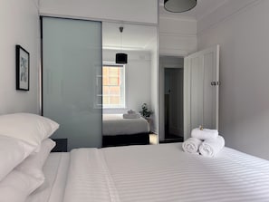 2 habitaciones, escritorio, tabla de planchar con plancha y wifi gratis