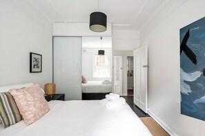 Unclassified image, 4 of 30, button - Level access, 2 mins walk to Corso, Wharf, Harbour (Manly)