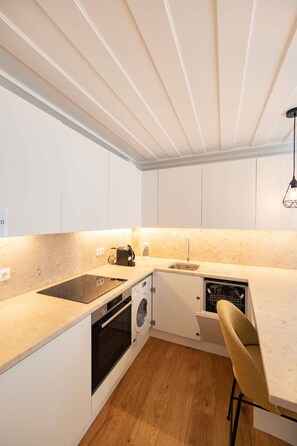 Kjøleskap, mikrobølgeovn, ovn og kokeplater