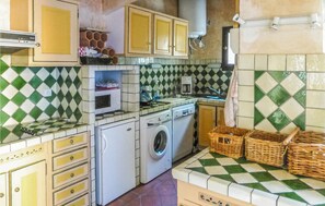 Frigorífic, microones, placa de cuina i rentaplats 