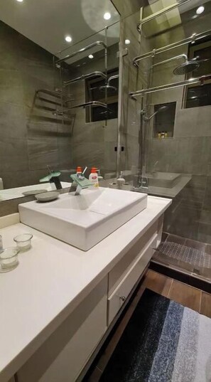 Shower, hair dryer, towels, soap - Modern Apartment at the 4th circle (Amman)