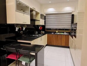 Private kitchen - Modern Apartment at the 4th circle (Amman)