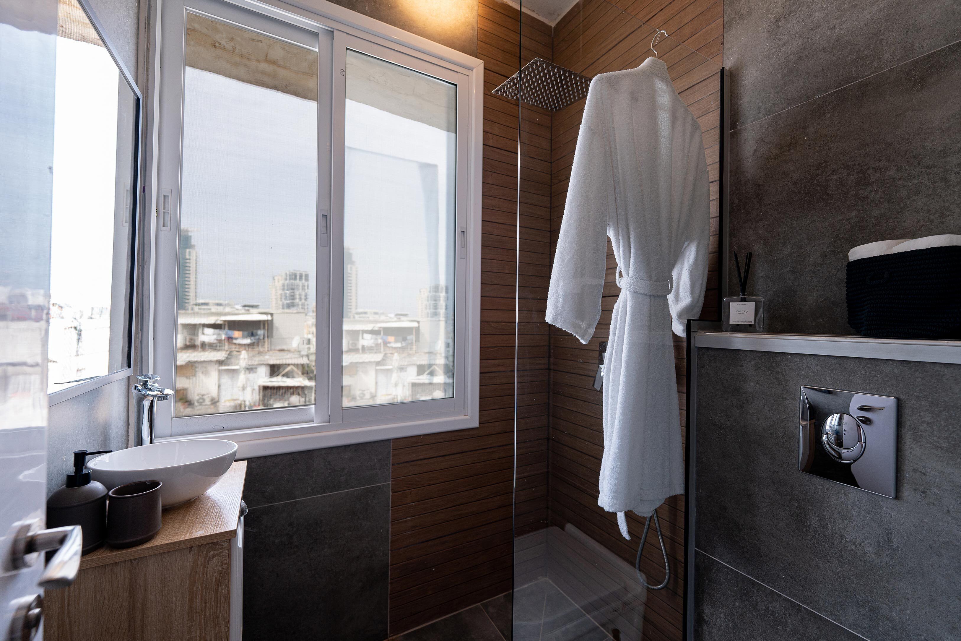 Carmel Beach Plus Studio2 w/Roof Deck 202 | Bathroom | Free toiletries, hair dryer, towels