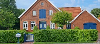 View of the dike & 50 m from the harbor and the North Sea
