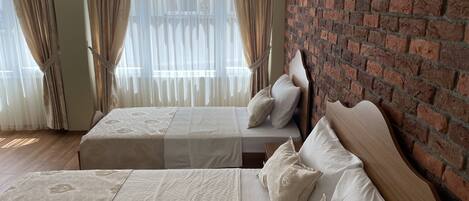 Habitación triple Deluxe | Sábanas italianas Frette, ropa de cama de alta calidad y minibar