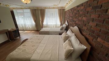 Habitación triple Deluxe | Sábanas italianas Frette, ropa de cama de alta calidad y minibar