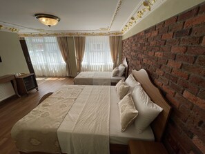 Habitación triple Deluxe | Sábanas italianas Frette, ropa de cama de alta calidad y minibar