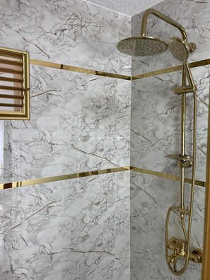 Habitación triple Deluxe | Baño | Secadora de cabello, toallas, jabón, shampoo 