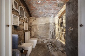 Baignoire, bidet, serviettes fournies, savon