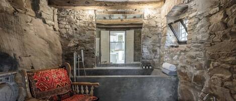 Badewanne, Bidet, Handtücher, Seife