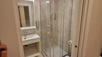 Een douche, een regendouche, gratis toiletartikelen, een haardroger