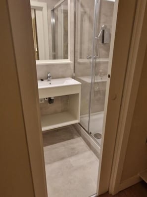 Dusche, Regendusche, kostenlose Toilettenartikel, Haartrockner